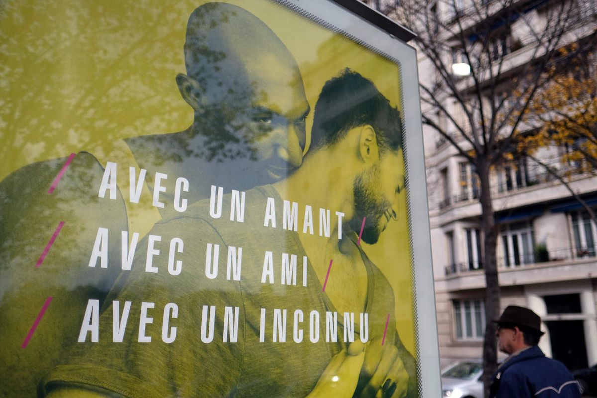 Des affiches pour la prévention du sida, mettant en scène des couples homosexuels, ont provoqué mardi une polémique entre le gouvernement français et des municipalités qui les refusent, les jugeant contraires aux «bonnes moeurs». Des affiches pour la prévention du sida, mettant en scène des couples homosexuels, ont provoqué mardi une polémique entre le gouvernement français et des municipalités qui les refusent, les jugeant contraires aux «bonnes moeurs».