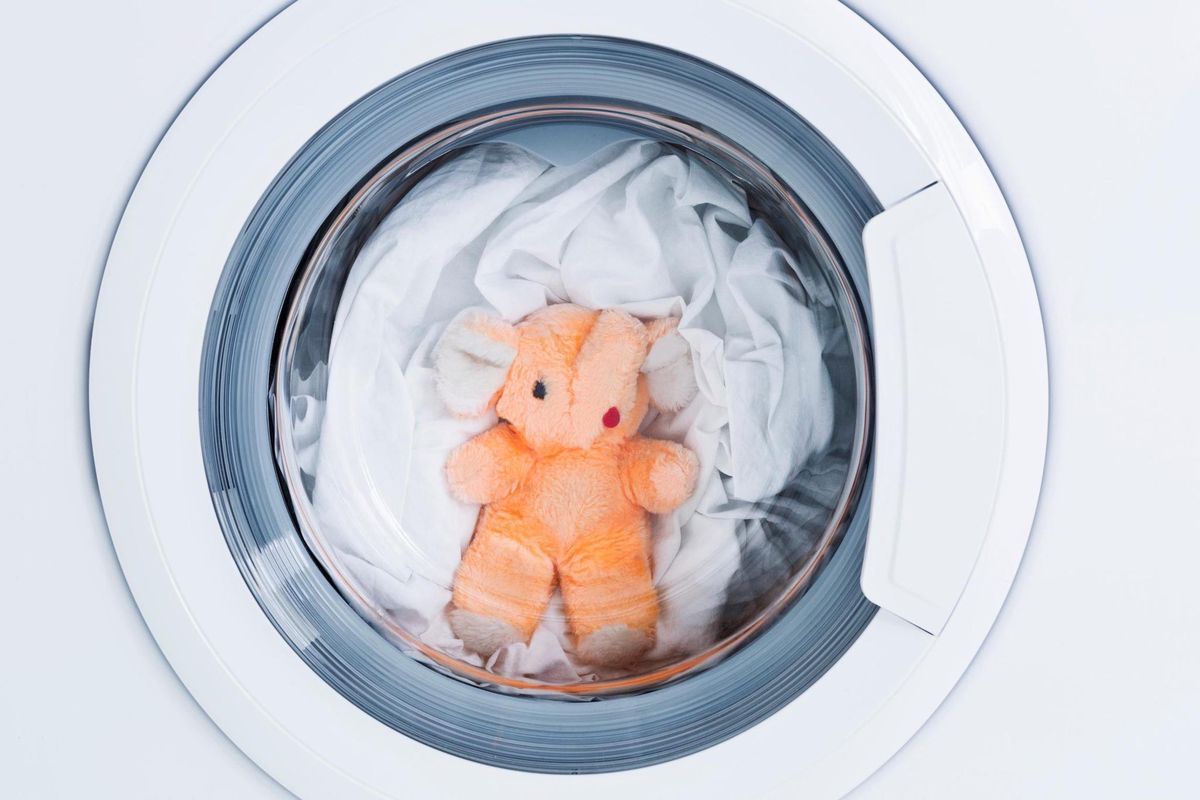 La bactérie «Moraxella osloensis» est responsable des mauvaises odeurs. Elle est présente dans près des trois quarts des machines à laver.