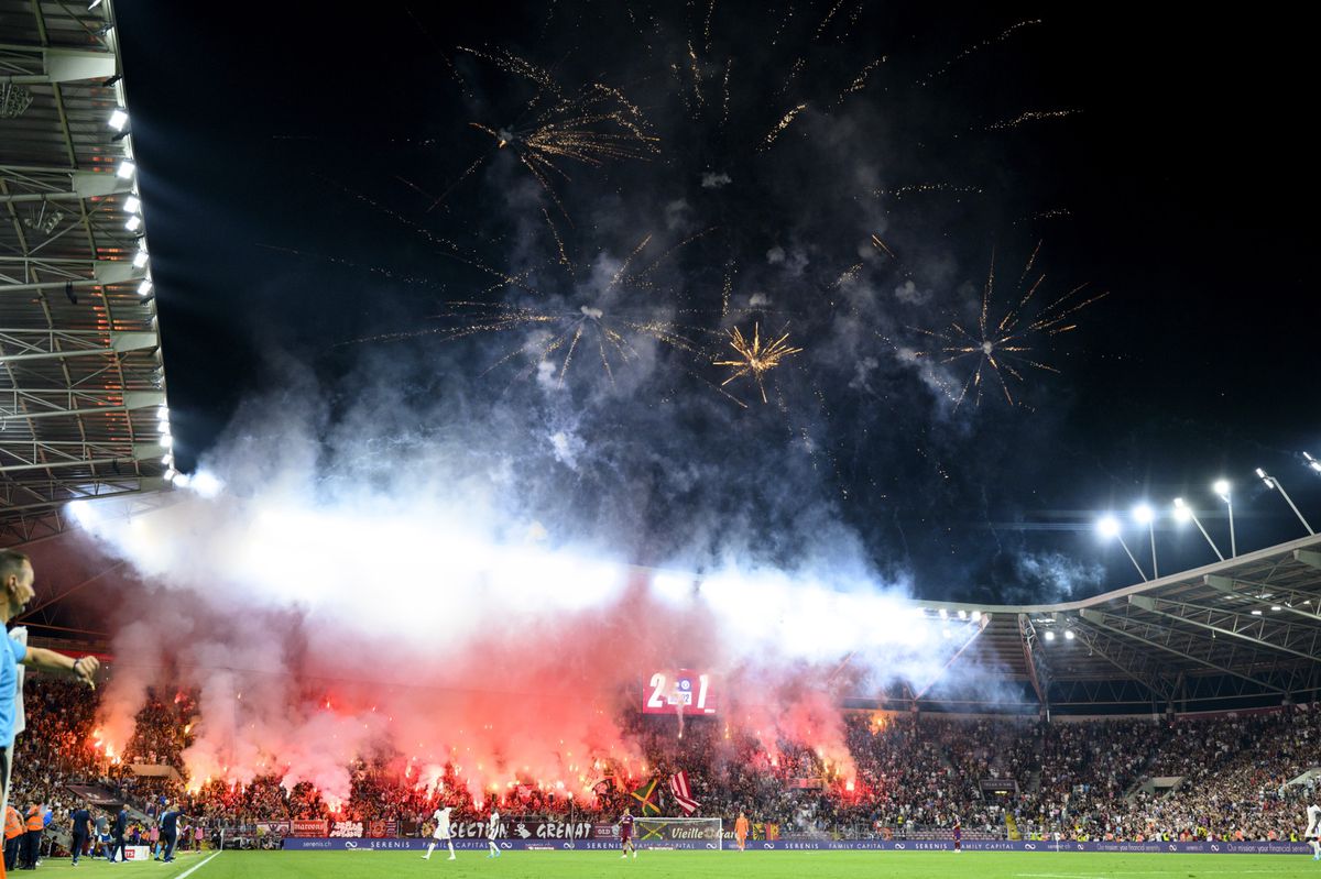 epaselect epa11572306 Servette's ultras supporters light fireworks during the UEFA Conference League play-offs round second leg soccer match between Switzerland's Servette FC and England's Chelsea FC, at the Stade de Geneve stadium, in Geneva, Switzerland, 29 August 2024. EPA/LAURENT GILLIERON