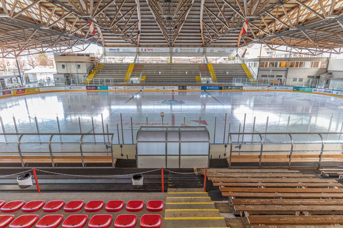 Rundgang auf der Eisbahn Grabengut: Die Tribüne. Die Holzbänke stammen noch aus der Zeit, als der FC Thun im Grabengut spielte.