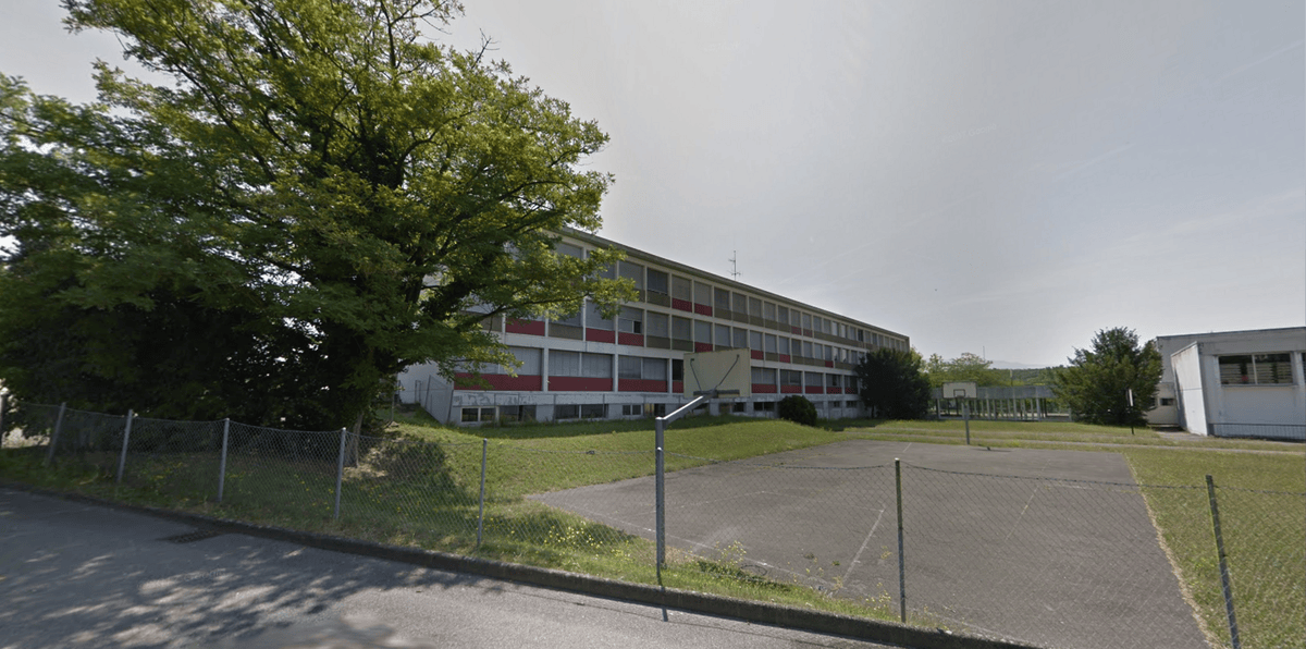 Trois cents étudiants ont dû être évacués après qu’un incendie de poubelle s’est déclaré dans le hall du cycle d’orientation du Renard, à Vernier. Un mineur de l’établissement a reconnu être à l’origine du feu. La police cantonale l’a interpellé. Trois cents étudiants ont dû être évacués après qu’un incendie de poubelle s’est déclaré dans le hall du cycle d’orientation du Renard, à Vernier. Un mineur de l’établissement a reconnu être à l’origine du feu. La police cantonale l’a interpellé.