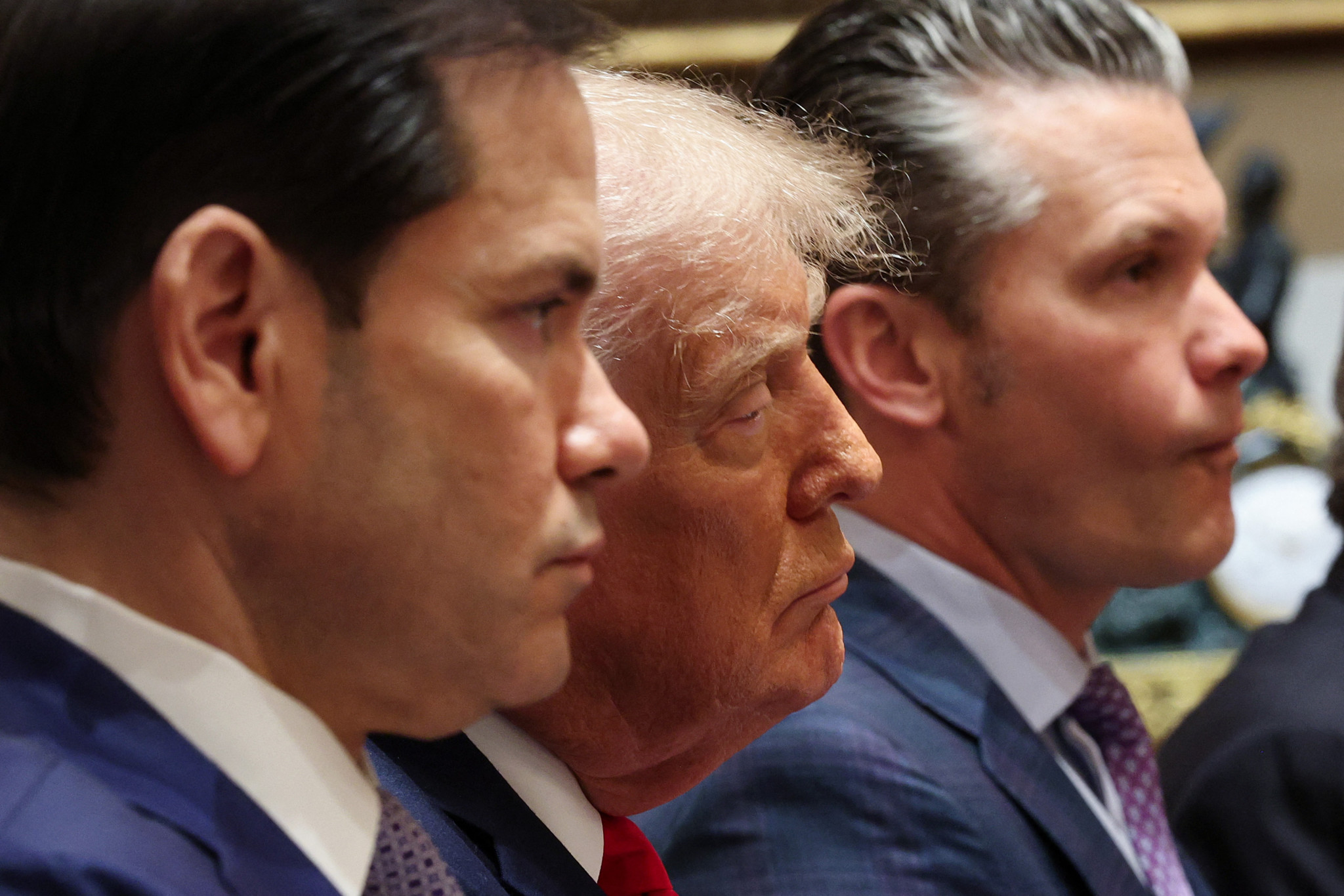 Marco Rubio, Donald Trump und Pete Hegseth sitzen nebeneinander im Kabinettssaal des Weissen Hauses beim Kabinettstreffen.