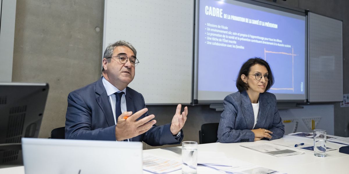 Frederic Borloz, gauche, conseiller d'Etat vaudois parle a cote de Marie Torres, droite, responsable de l'unite de promotion de la sante et de prevention en milieu scolaire lors d'une conference de presse concernant la promotion de la sante et de la prevention dans les lieux de formation le mardi 4 juin 2024 au Gymnase de Renens. (KEYSTONE/Jean-Christophe Bott)