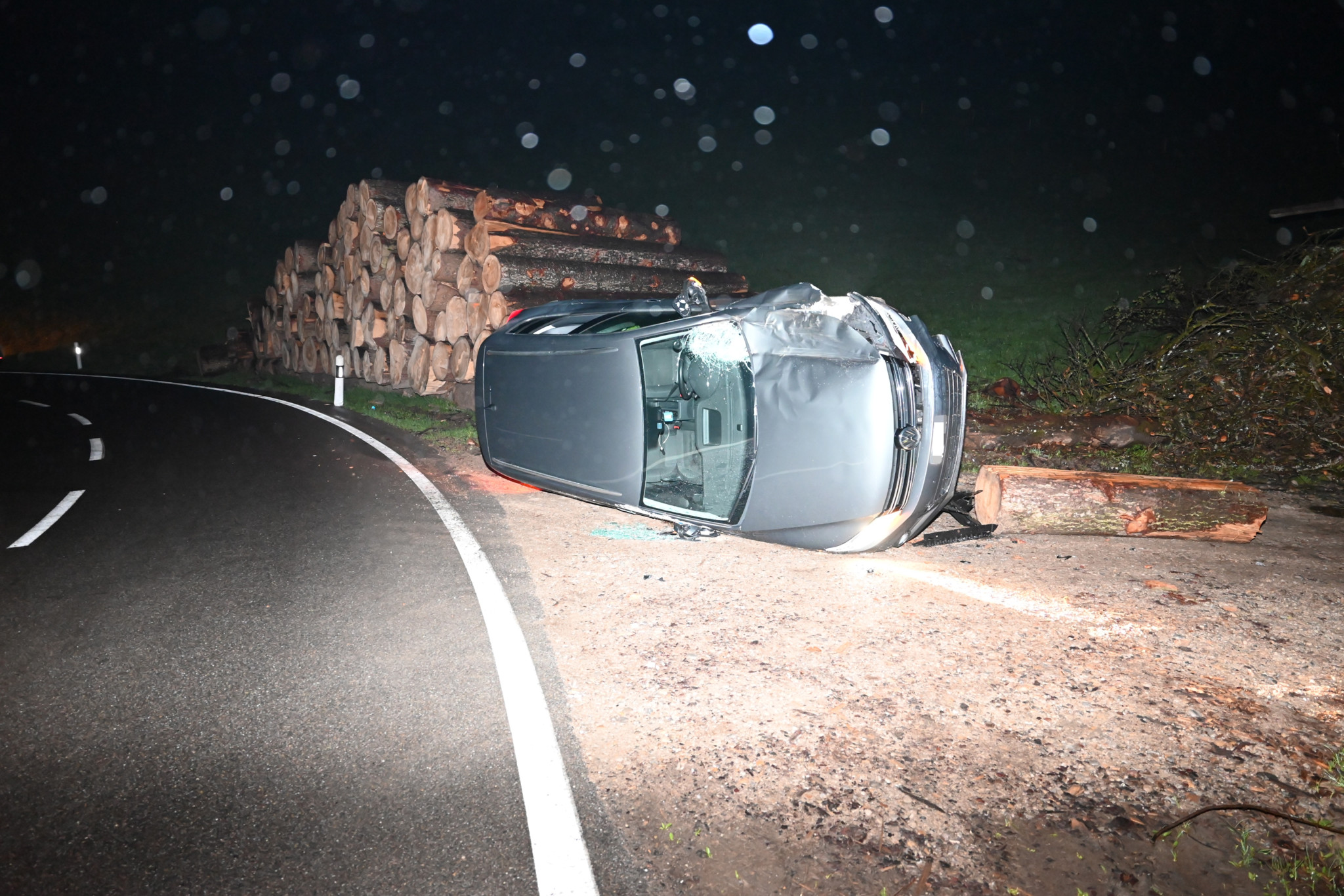 Unfall am Pass ins Tösstal: 18-Jähriger verliert Kontrolle über Auto und prallt in Holzstapel