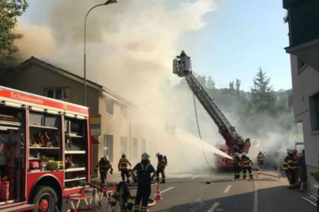 Un bâtiment en feu affecte le trafic ferroviaire