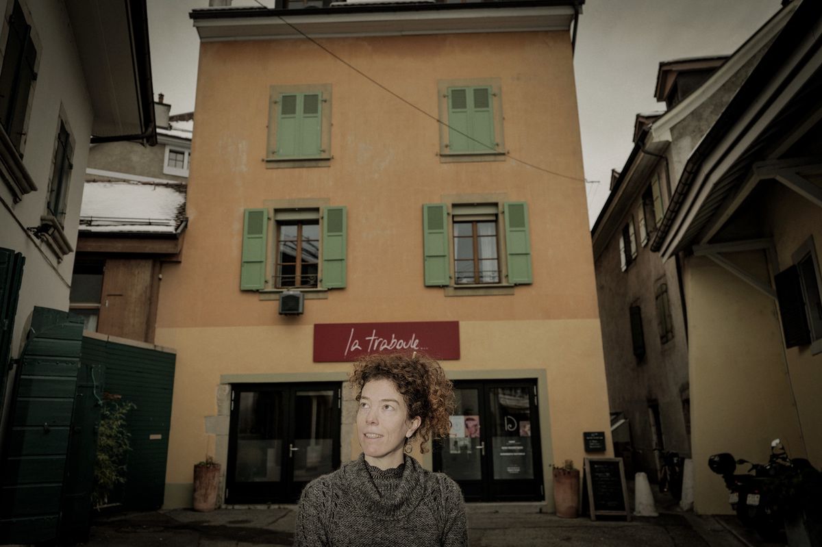 Genève, le 15 janvier 2024.  La Traboule, rue Ancienne 67bis, rencontre avec Isabelle Dorsaz, patronne des lieux, organisatrice de concerts, musicienne et chanteuse genevoise. 