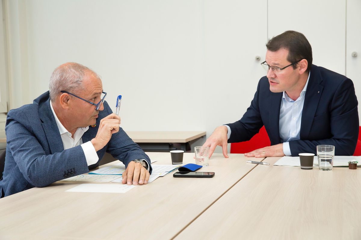 Alfonso Gomez et Pierre Maudet débattent sur l'élargissement de l'A1 à la Tribune de Genève.