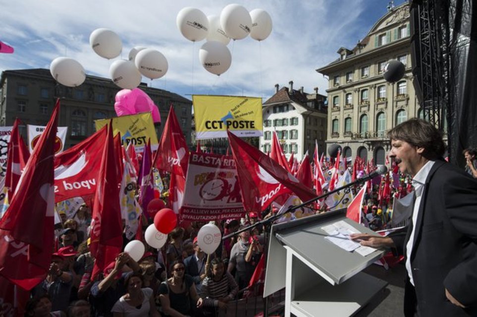 Trois défilés syndicaux ont manifesté à Berne contre le dumping salarial, le samedi 21 septembre 2013. But: envoyer un signal clair contre le relèvement de l'âge de la retraite et la précarisation des conditions de travail.