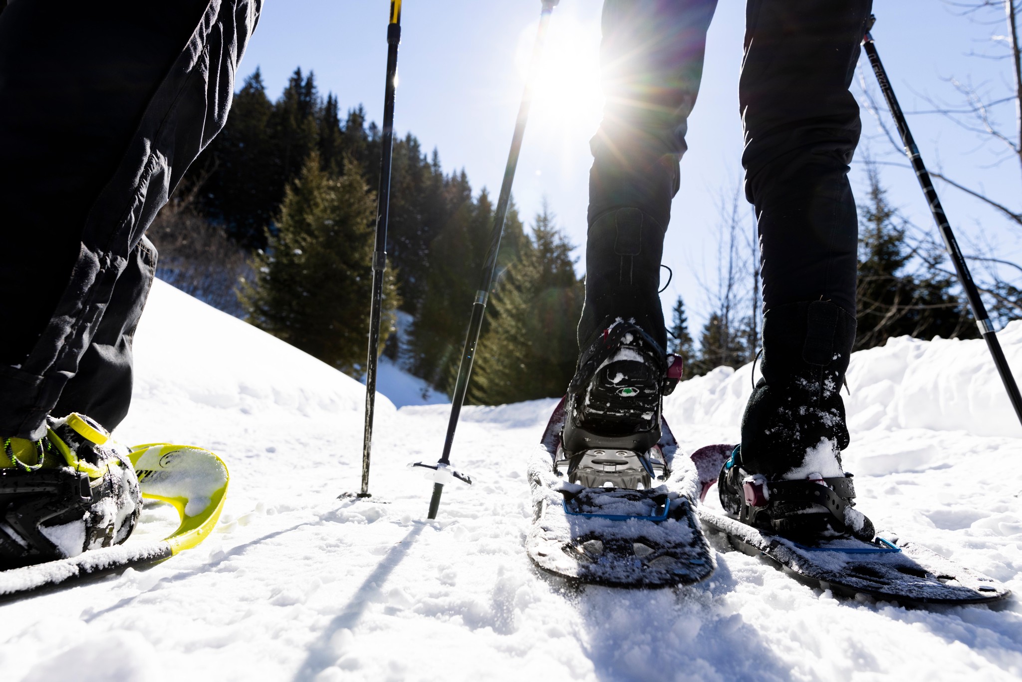 Agil: Moderne Schneeschuhe haben Riemen und passen an jede Schuhgrösse.