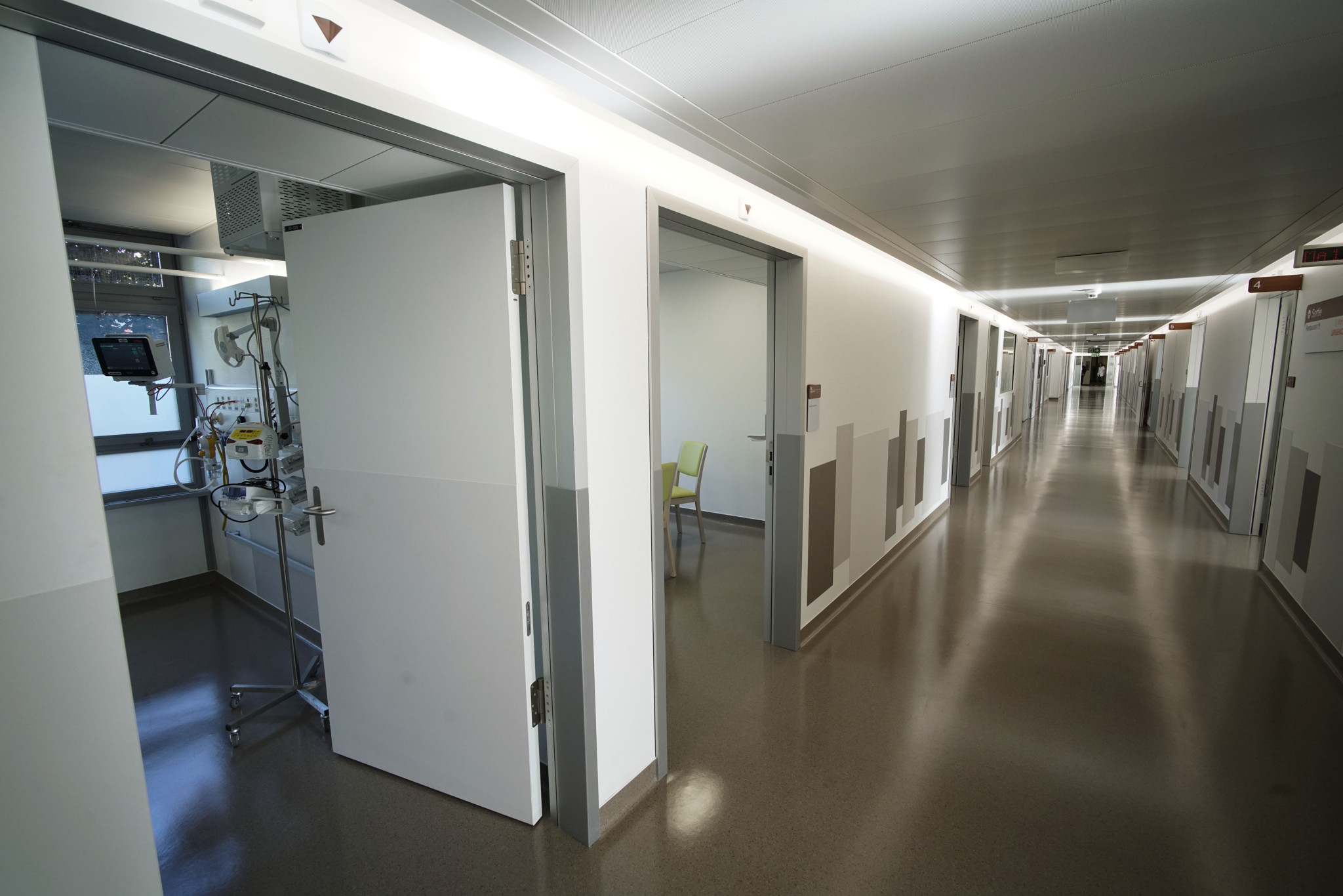 Couloir central des urgences gériatriques de l’hôpital des Trois-Chênes à Thônex, inaugurées en octobre 2016. Couloir central des urgences gériatriques de l’hôpital des Trois-Chênes à Thônex, inaugurées en octobre 2016.