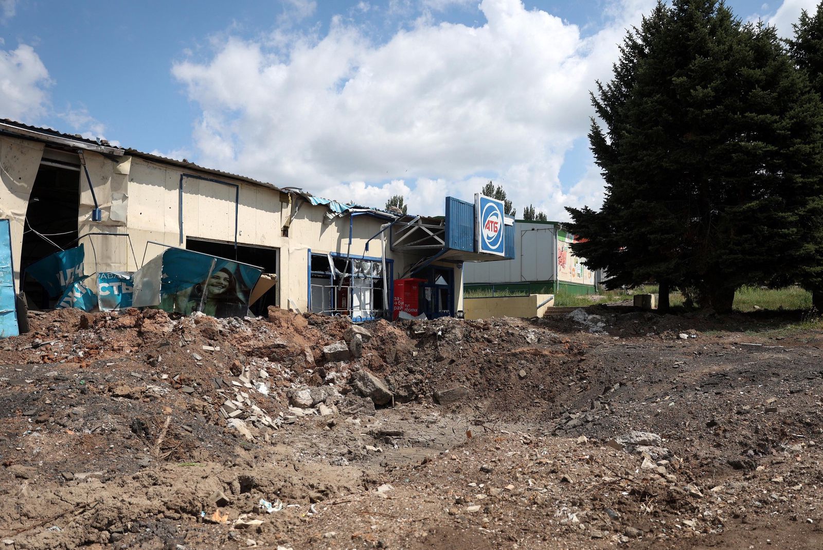 Un cratère laissé par un bombardement à Soledar, le 24 juillet 2022.