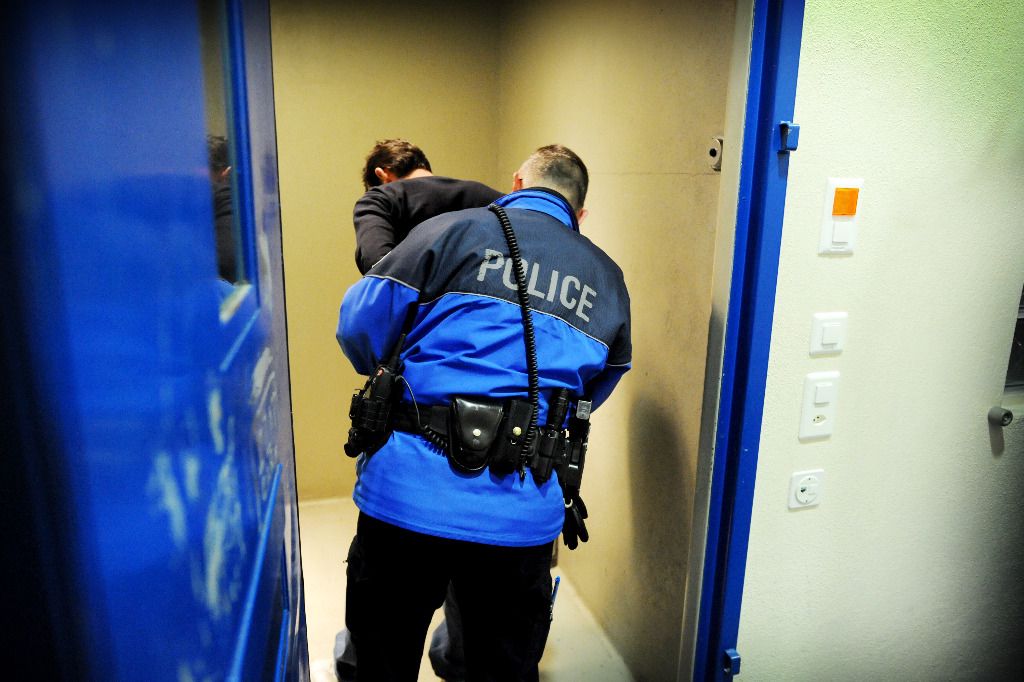 Il donne 28 coups de marteau sur la vitrine d'une boulangerie