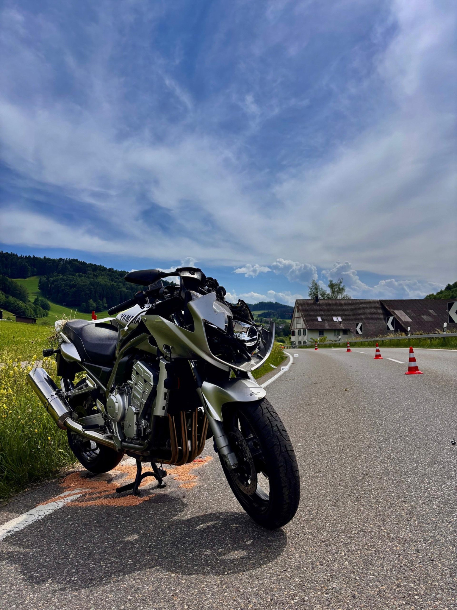 Selbstunfall im Zürcher Oberland: 70-jähriger Töfffahrer schwer verletzt