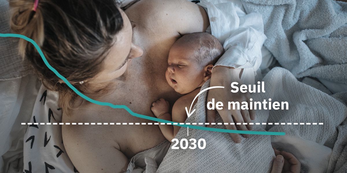 Cette photo montre une femme et son bébé peu après la naissance.