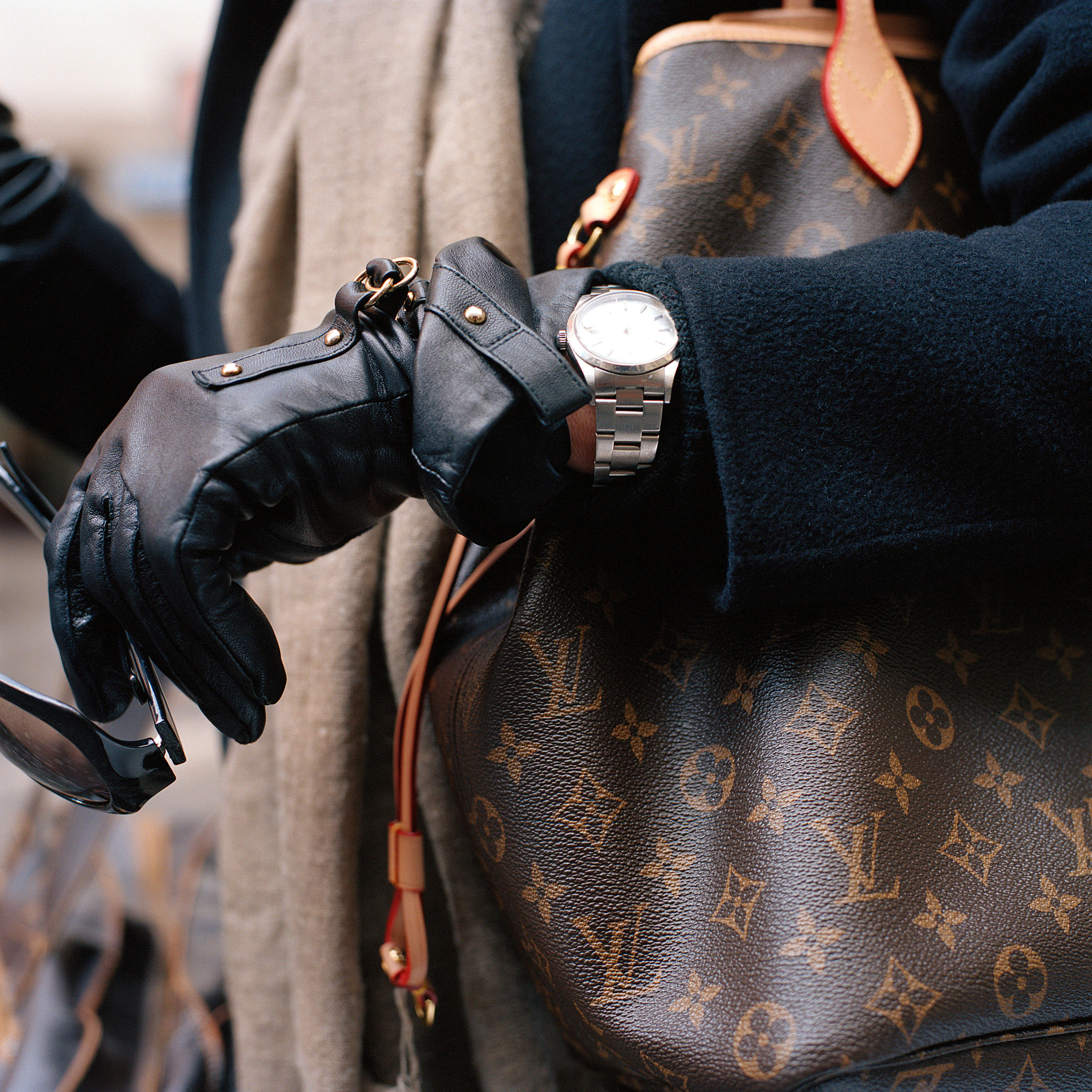 A woman with sunglasses in her hand wears black leather gloves, a Rolex watch around the wrist and a Louis Vuitton bag, pictured in March 2009 in Zurich, Switzerland. (KEYSTONE/Gaetan Bally)

Eine Frau mit einer Rolex Uhr am Handgelenk traegt schwarze Lederhandschuhe, eine Tasche von Louis Vuitton und eine Sonnenbrille in der Hand, aufgenommen im Maerz 2009 in Zuerich. (KEYSTONE/Gaetan Bally)