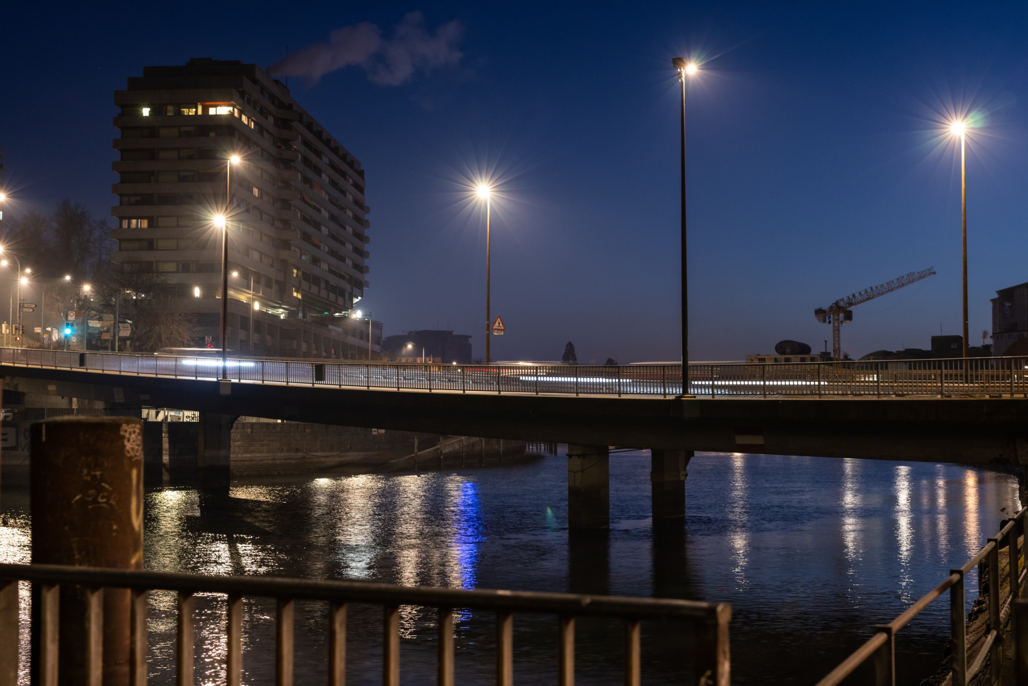 Lever du jour froid et lumineux à Genève avec le pont Sous-Terre et les immeubles du Quai du Sujet.
