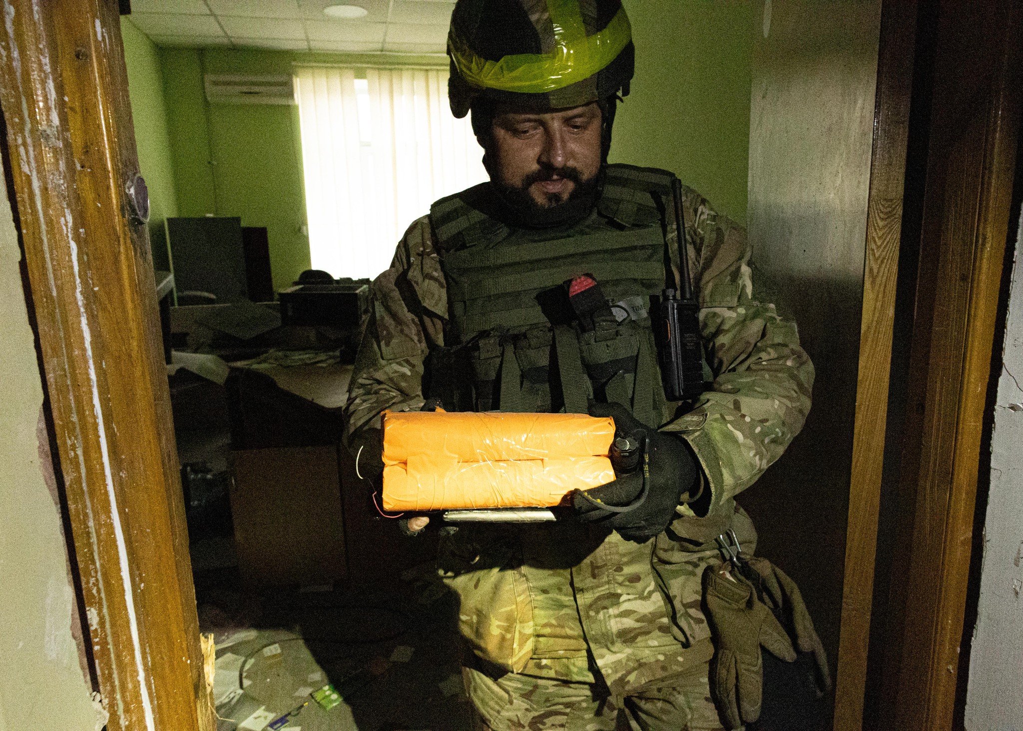 Un démineur de l’armée ukrainienne manipule un paquet de dynamite laissé par les Russes à Kherson, le 26 novembre 2022.