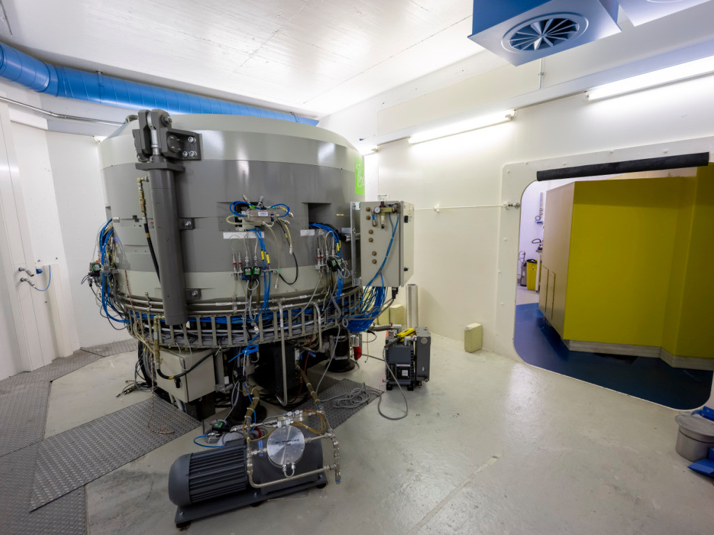 Le Cyclotron des HUG en rénovation dans son bunker aux murs épais de deux mètres, seul accélérateur de particules médical de Suisse romande, Genève.