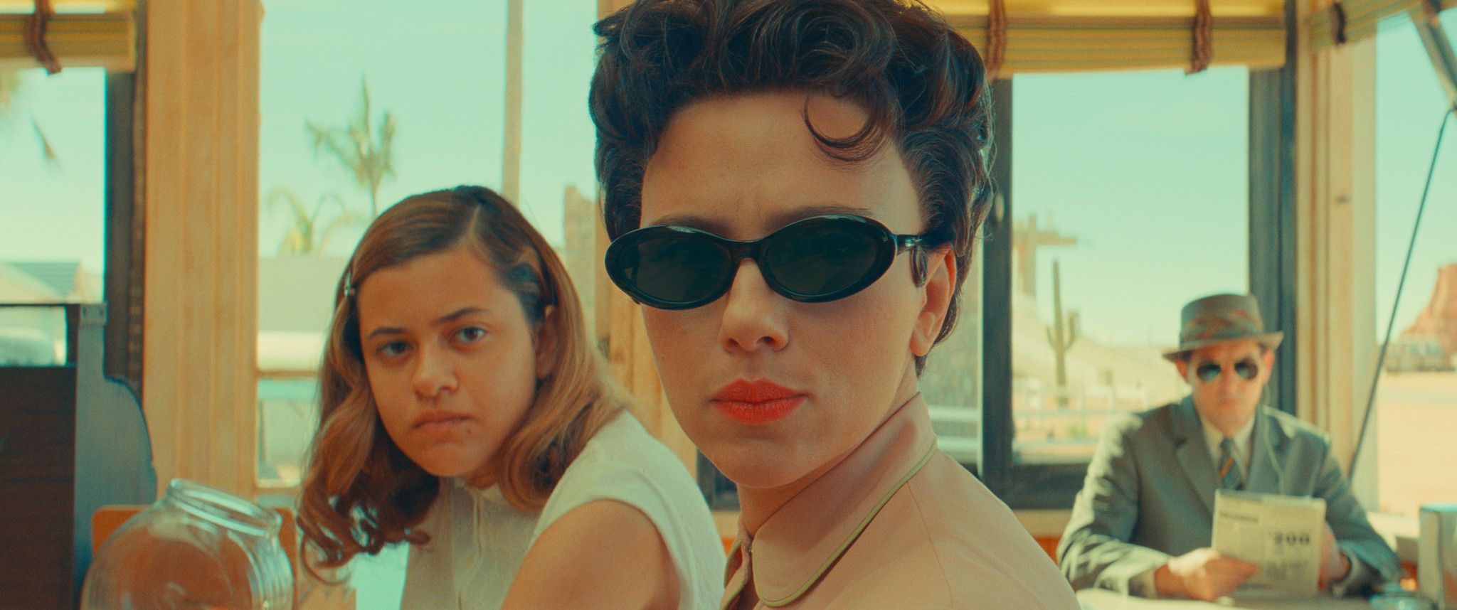 «Asteroid City»: Dinah (Grace Edwards, l.) und ihre Mutter (Scarlett Johansson) sitzen in einem verschlafenen Wüstenkaff fest. 