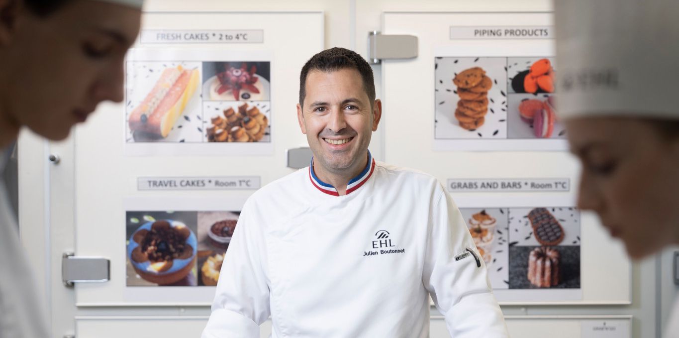 Le Meilleur ouvrier de France Julien Boutonnet forme les étudiants de l'Ecole hôtelière de Lausanne au b-a-ba de la pâtisserie-confiserie.
