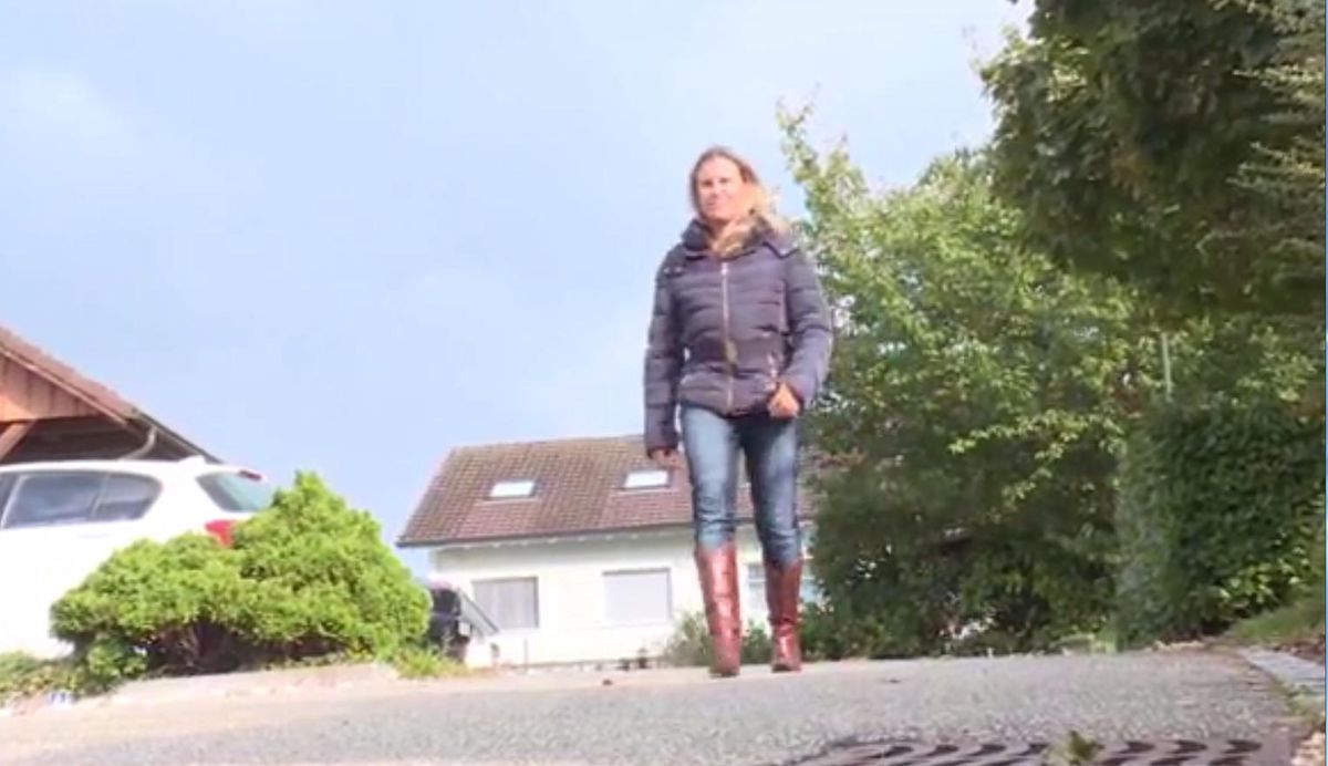 Die Berner SVP-Nationalrätin Andrea Geissbühler sagte gestern auf TeleBärn, dass bedingte Strafen - die in ihren Augen eigentlich «keine richtigen Strafen« sind - dann gerechtfertigt seien, wenn die Frau an ihrer Vergewaltigung «mitschuldig» sei. Die Berner SVP-Nationalrätin Andrea Geissbühler sagte gestern auf TeleBärn, dass bedingte Strafen - die in ihren Augen eigentlich «keine richtigen Strafen« sind - dann gerechtfertigt seien, wenn die Frau an ihrer Vergewaltigung «mitschuldig» sei.