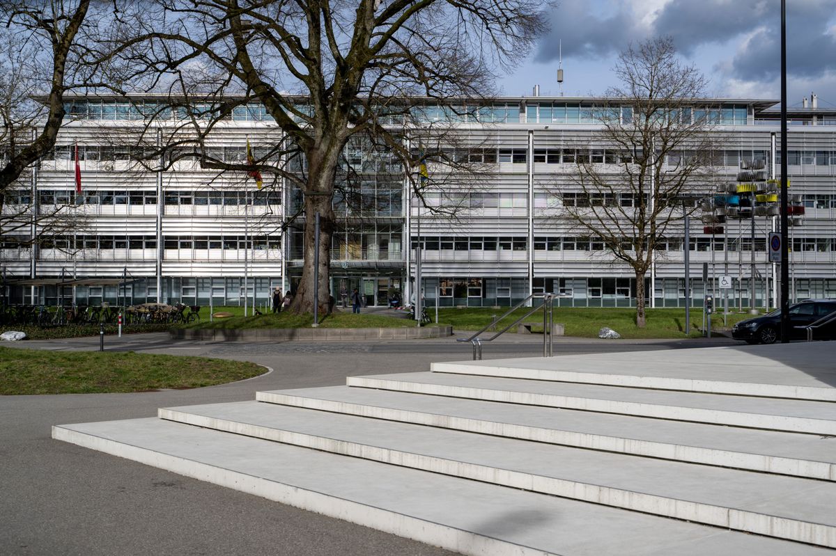 Glasbau/Verwaltungsgebaeude Stadtverwaltung an der Jurastrasse, ein Portrait ueber die Stadt Langenthal. Arbeitstitel "Langenthals Talfahrt“, am Mittwoch 15. Maerz 2023, in Langenthal . Foto: Marcel Bieri