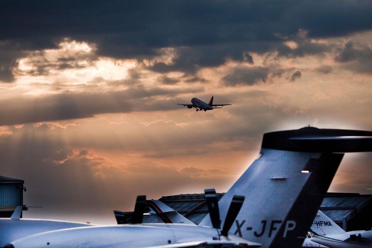 Un avion décolle de la piste de Genève Aéroport au petit matin. (Image d’illustration)