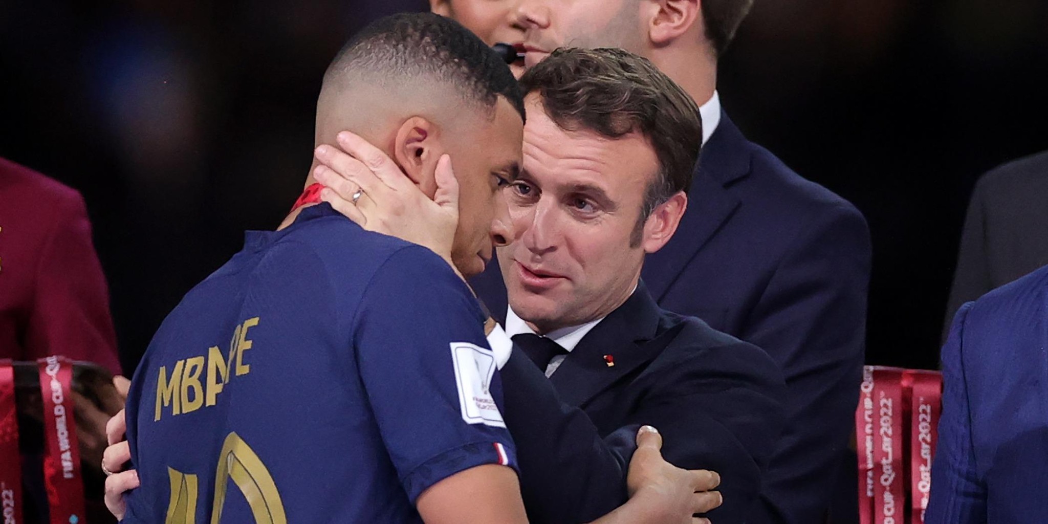 Trost für den, der nicht getröstet werden will: Emmanuel Macron überreicht Kylian Mbappé die Silbermedaille.