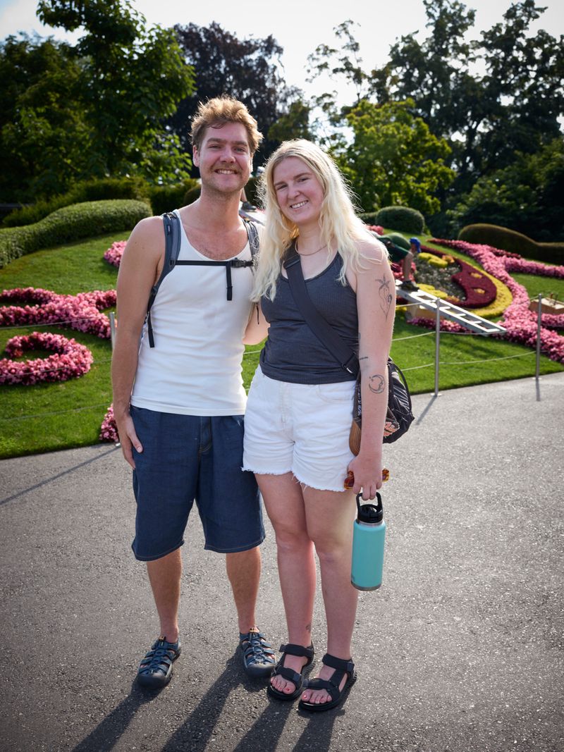 Genève, le 30 juillet 2024. Portraits de touristes en visite en Suisse romande. Thomas et Natalie, de Nouvelle Zélande.    Photo Yvain Genevay / Le Matin Dimanche