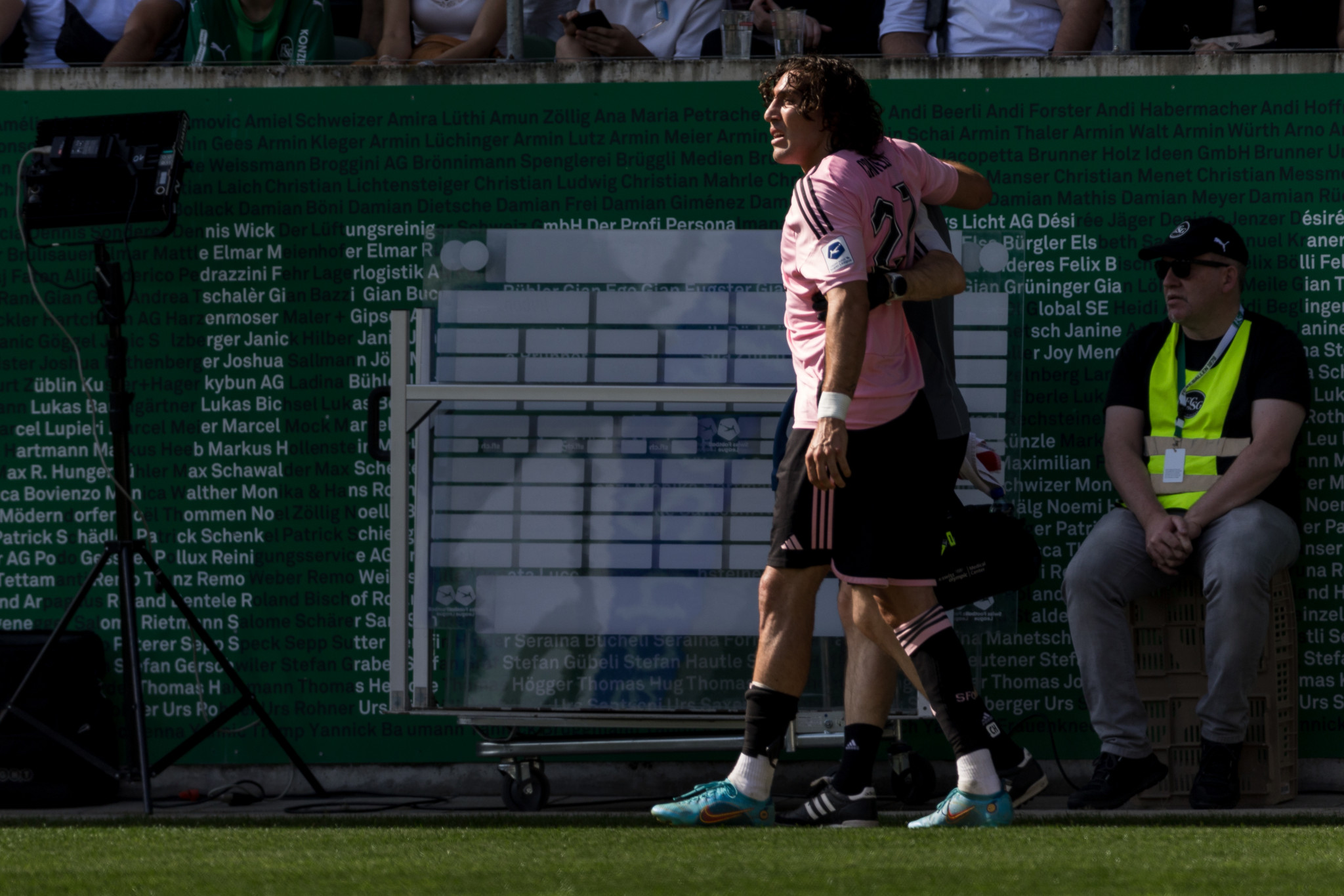 Enzo Crivelli (SFC) sort sur blessure, pendant la rencontre entre le FC St.Gallen 1879 et le Servette FC, comptant pour le championnat de super league, le dimanche 12 mai 2024 au Kybunpark, a Saint-Gall (Bastien Gallay / GallayPhoto)