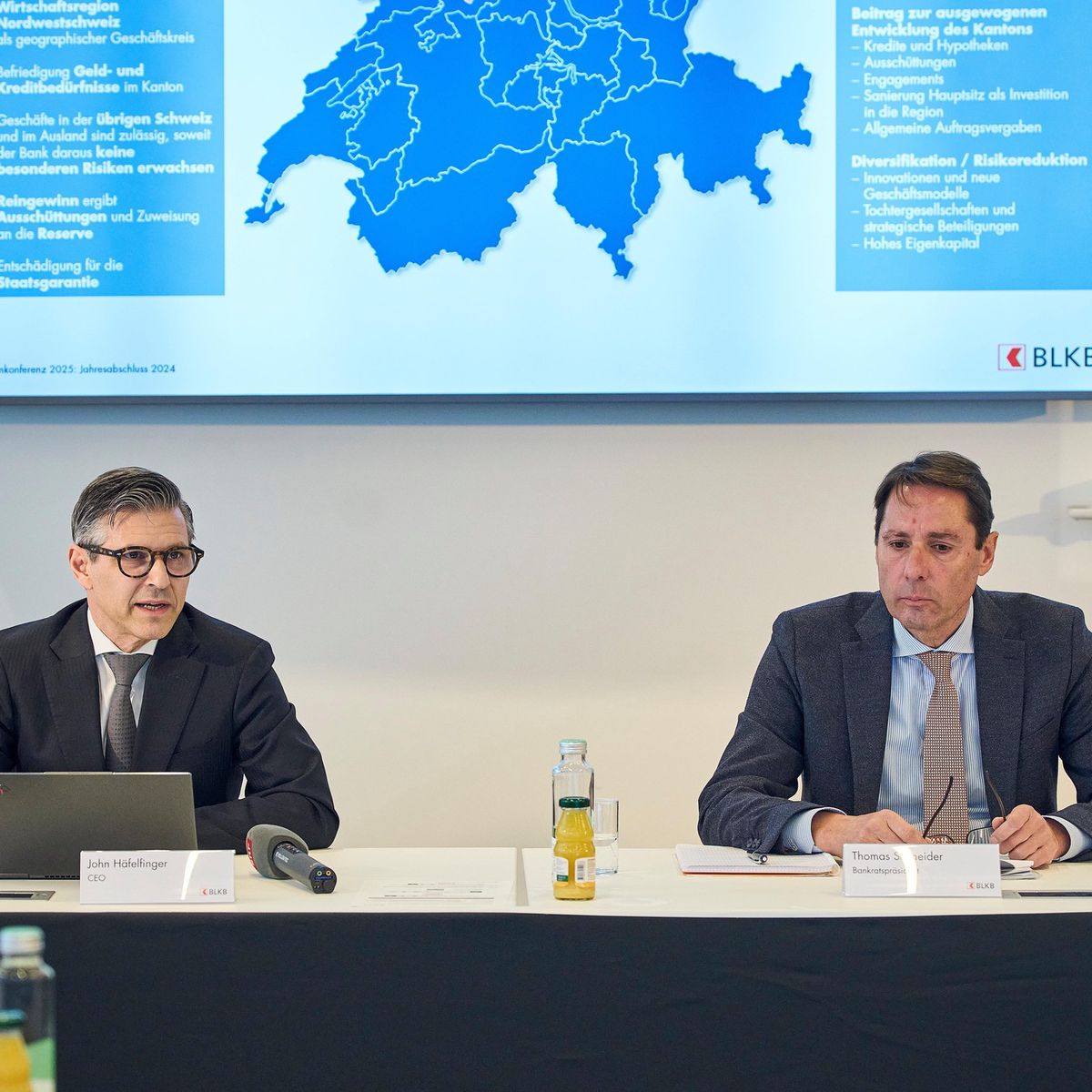 Thomas Schneider und John Häfelfinger bei der Pressekonferenz der Basellandschaftlichen Kantonalbank in Liestal am 27. Februar 2025.