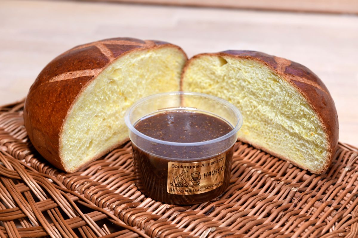 22 08 201 Châbles FR la cuchaule, composante essentielle du menu de la fête, a décroché son AOP au printemps dernier, dans le canton de Fribourg. Reportage lors d'une fabrication auprès du boulanger Nicolas Hauser, qui sera le fournisseur officiel des festivités. CUCHAULE ET MOUTARDE DE BENICHON Photo: Patrick Martin / 24 Heures ...