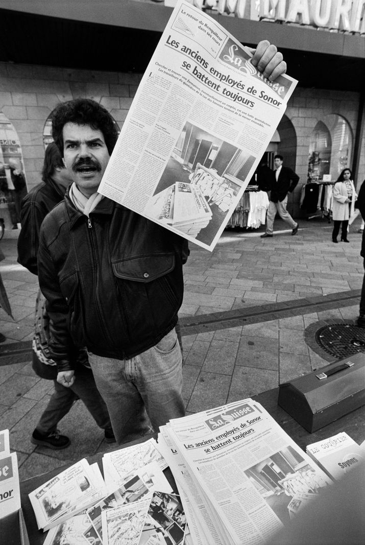 Ein Jahr nach der Schliessung der Genfer Tageszeitung "La Suisse" am Maerz 1994 wird bei einer Protest-Versteigerung in der Innenstadt von Genf alte Ausgaben der Zeitung verkauft. Noch immer sind 250 Ex-Angestellte des Betriebs arbeitslos. (KEYSTONE/Str)