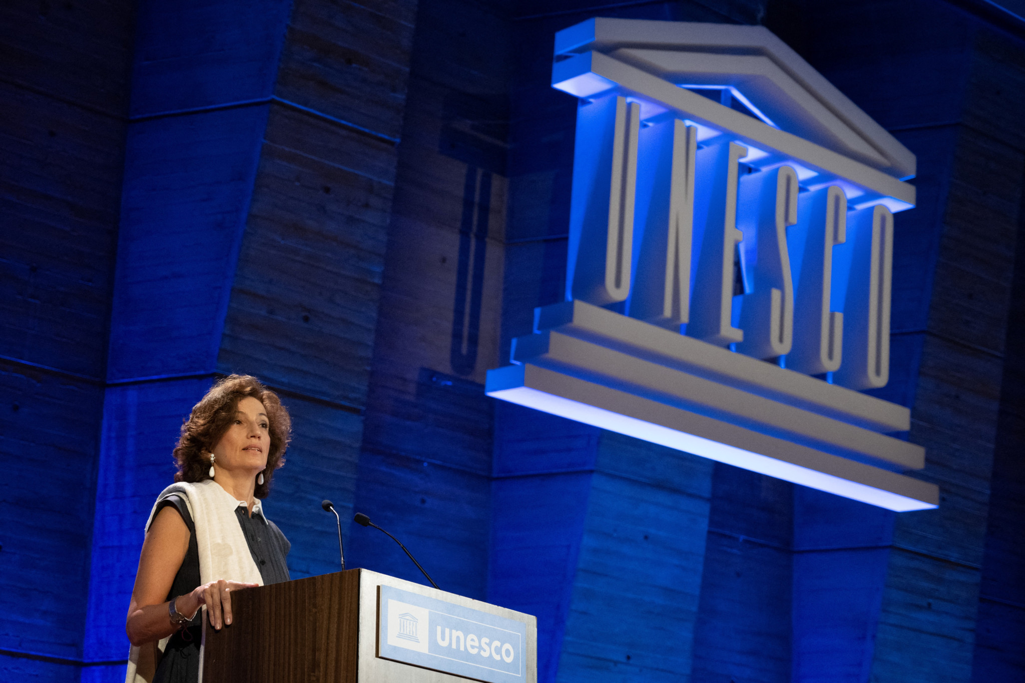 Audrey Azoulay, directrice générale de l'Unesco, prononce un discours au siège de l'Unesco à Paris, avec le logo de l’Unesco en arrière-plan, le 12 juin 2023.