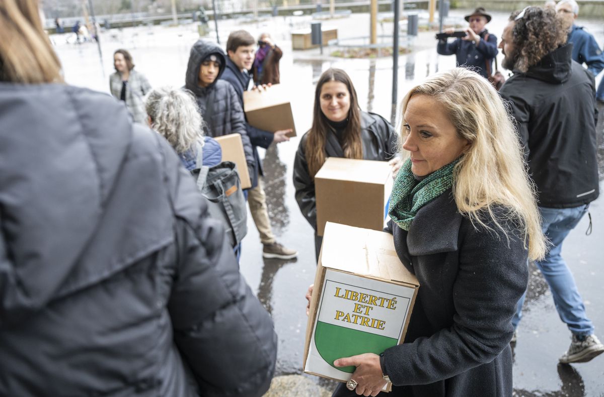 Vera Weber, présidente de la Fondation Franz Weber, dépose les plus de 50’000 paraphes nécessaires.