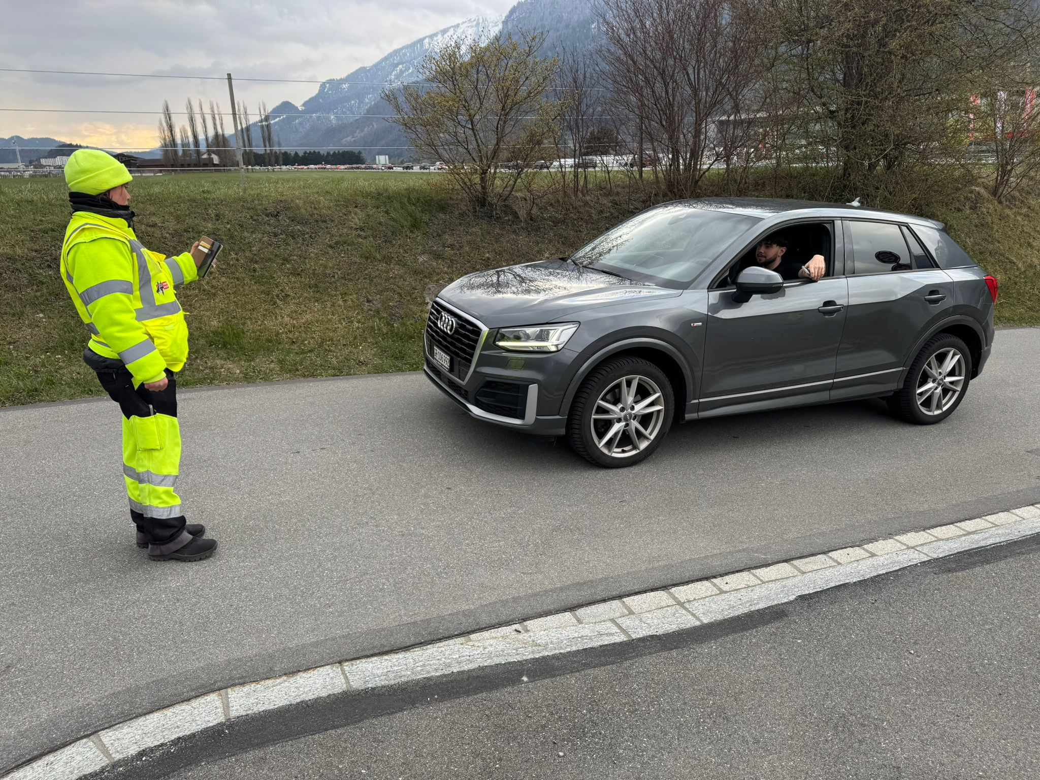 Verkehrsüberlastung an Ostern: Eine Gemeinde macht selbst Stau – und lässt auf der Spezialstrasse nur Einheimische durch
