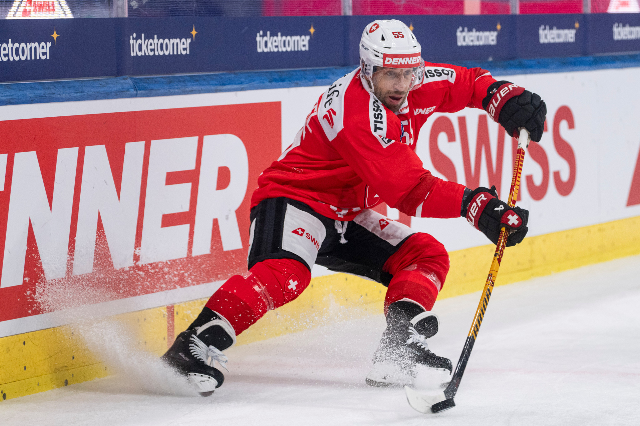 Romain Loeffel en action lors du match Suisse contre la Suède aux Swiss Ice Hockey Games 2025 à Zurich.