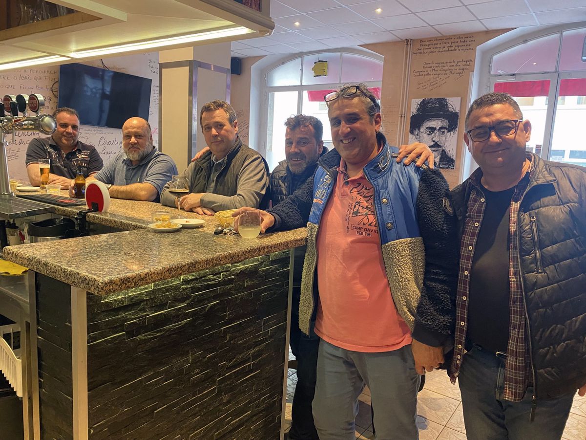 Des hommes dans un café portugais à Genève donnent leurs avis sur les résultats des élections présidentielles.