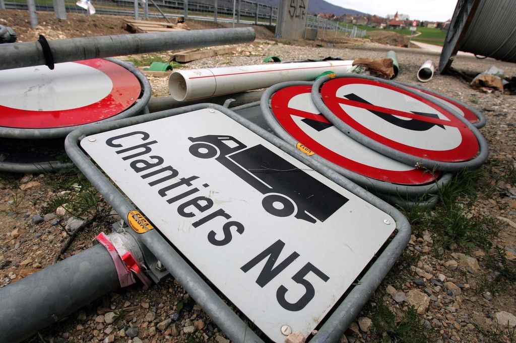 Des panneaux de circulation destines a baliser le chantier du troncon Grandson/Vaumarcus de l'Autoroute N5 sont photographies, ce lundi 11 avril 2005 pres de Onnens, Vaud. Le troncon de l'autoroute N5 entre Grandson et Vaumarcus sera inaugure le 12 mai 2005. (KEYSTONE/Fabrice Coffrini)