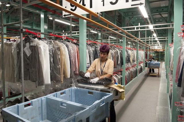 Retourenabteilung beim Quelle-Versand: Das Unternehmen macht in der Schweiz «hervorragende Geschäfte». (Archivbild)