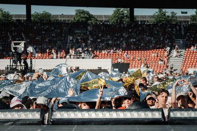 This is no art project for Christo and Jeanne-Claude: fans are using emergency blankets to protect themselves from the blazing sun. 
