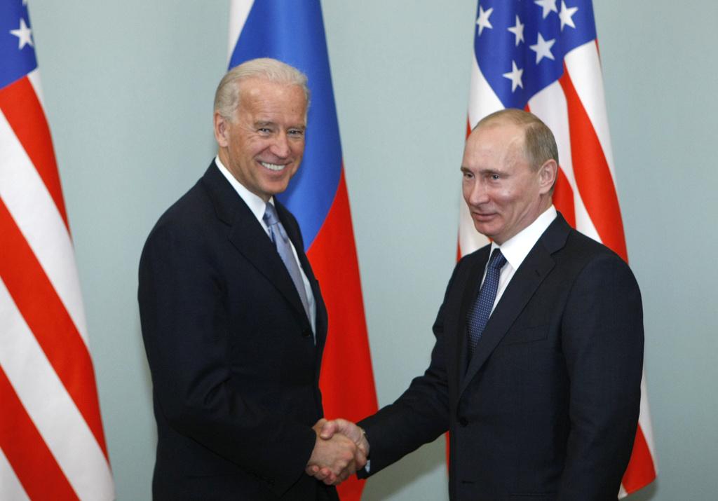 Joe Biden et Vladimir Poutine photographiés en mars 2011 à Moscou.
