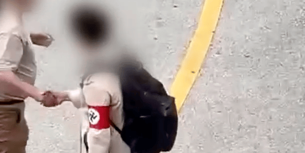 le jeune dans son déguisement d'Hitler