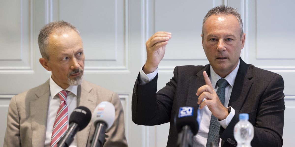 Le directeur de l’Office fédéral des assurances sociales Stéphane Rossini (à dr.), aux côtés de Bruno Parnisari, chef du domaine «Mathématiques, analyses et statistiques», ce mardi face à la presse.