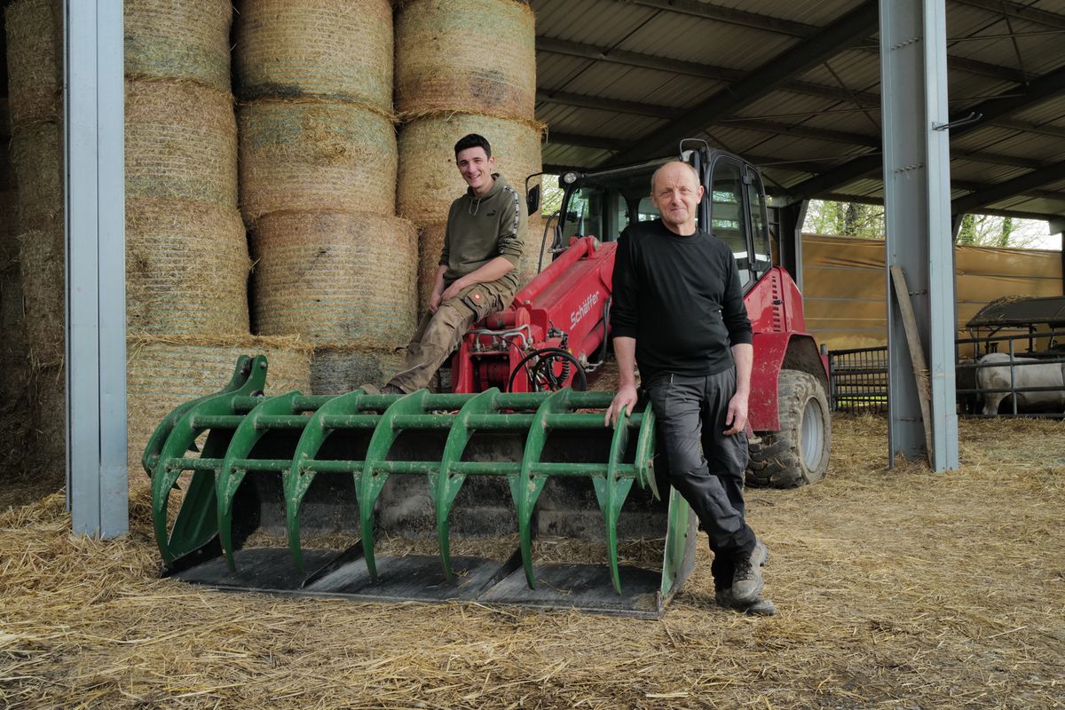 Genève 05/04/2024
Terroir, Yan Graf agriculteur à Bernex avec son papa, au chemin de Lagnon. Vente directe à la ferme.