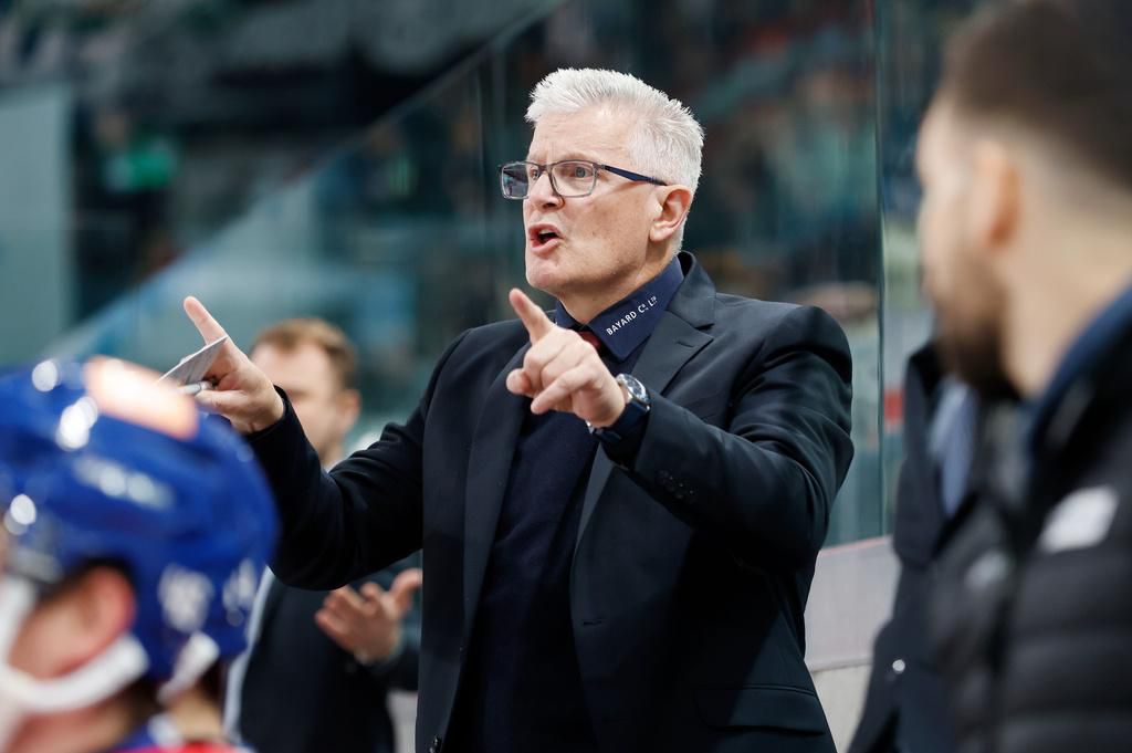 L'entraîneur principal Marc Crawford (ZSC Lions) donne des instructions lors du match de championnat de la National League entre les ZSC Lions et le EHC Kloten, le vendredi 29 novembre 2024 à la Swiss Life Arena de Zurich. .(KEYSTONE/Manuel Geisser)