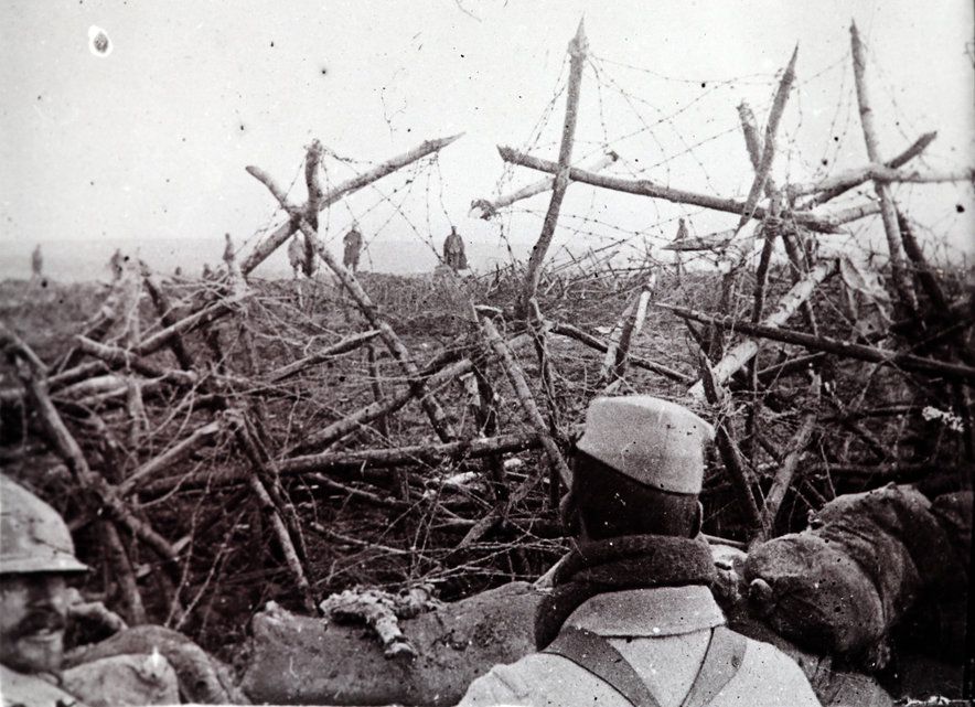 Sur cette photo non datée, des soldats allemands (au fond) offrent aux officiers français installés dans une tranchée de la Somme de se rendre. 
