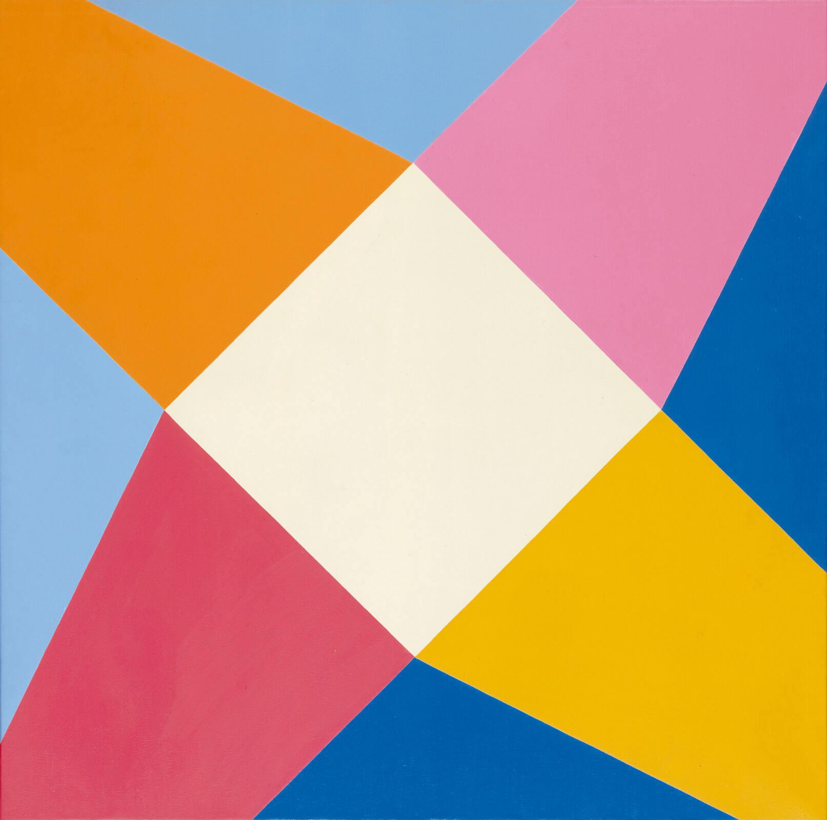 Composition abstraite avec des triangles colorés en orange, rose, jaune, et bleu autour d’un carré central blanc.