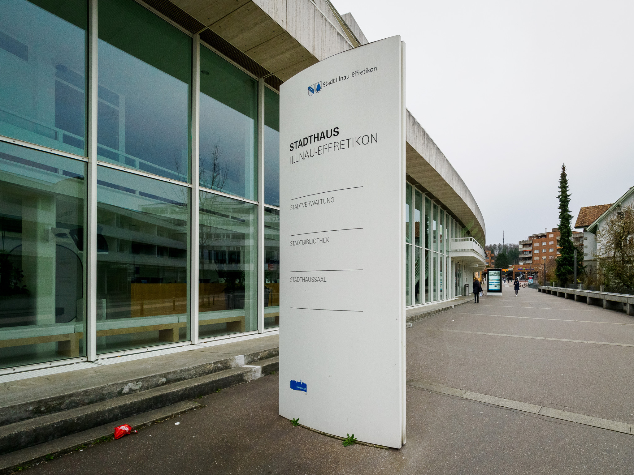 Ansicht des Stadthauses in Illnau-Effretikon mit einer grossen weissen Informationstafel im Vordergrund. Foto: Enzo Lopardo.