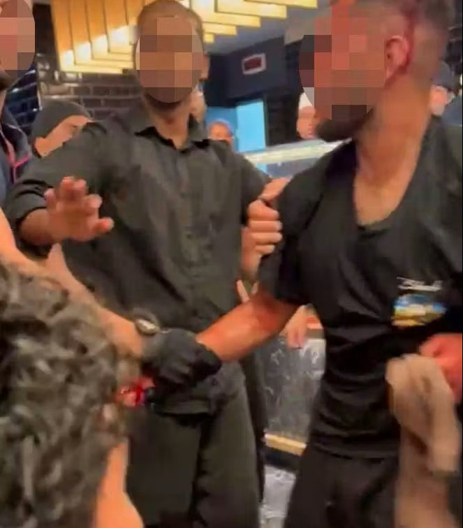 Mann aus der Schweiz überwältigt Messerangreifer in Restaurant und wird verletzt